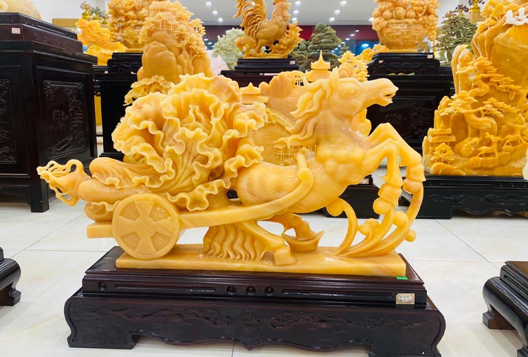 Ngựa nổi bật với tính cách phóng khoáng, tự do, biểu tượng của lòng trung thành, nhẫn nại