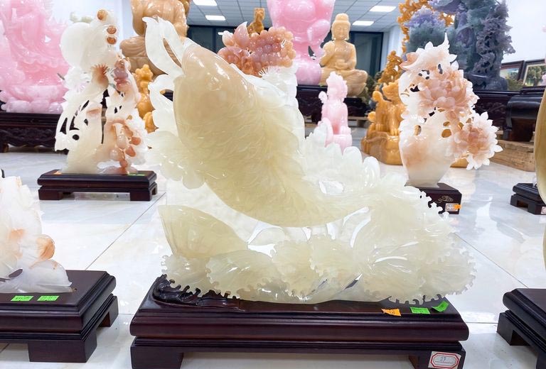Trưng bày tượng cá chép tại bàn làm việc tạo ra vận may trong kinh doanh, gia tăng tài lộc